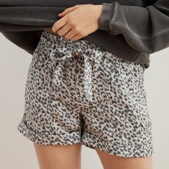 2/$20 ✨Aerie Glacier Gray Paperbag Tie Short Leopard Print Size M - Picture 1 of 7